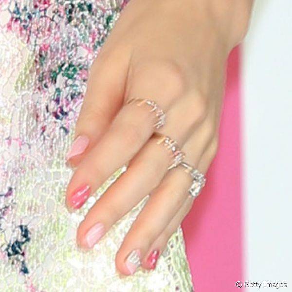 Com nail art romântica, Miranda Kerr alternou as tonalidades de rosa do esmalte entre as unhas, que foram decoradas com bolinhas brancas para o evento Samantha Thavasa Ladies Tournament